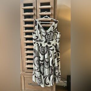 Brown & Crème V-neck front and back dress. Size 16 W. Great shape.